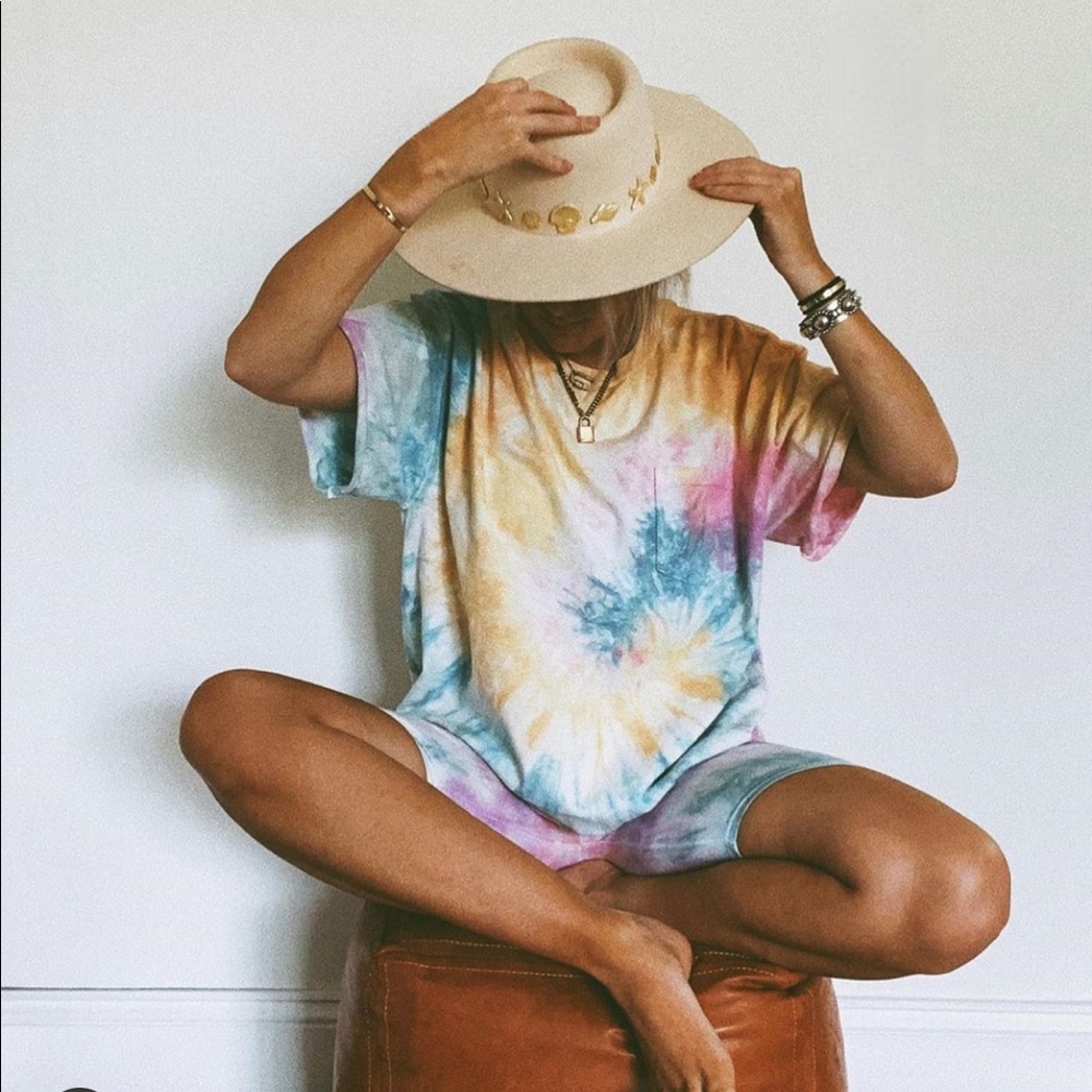 How do you wear that tie dye set